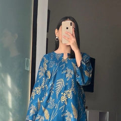 قطعتان من ملابس نسائية كاجوال من الكتان بنقشة بتلات مطرزة