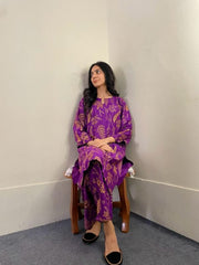 قطعتان من ملابس نسائية كاجوال من الكتان بنقشة بتلات مطرزة