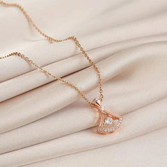 قلادة على شكل مروحة مطلية بالذهب عيار 24