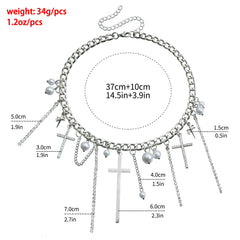 قلادة أنيقة بتصميم صليب مرصع بالألماس وسلسلة ترقوة مزينة بشرابة.